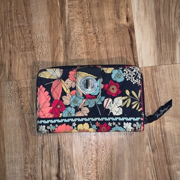 Vera Bradley wallet - Picture 1 of 3